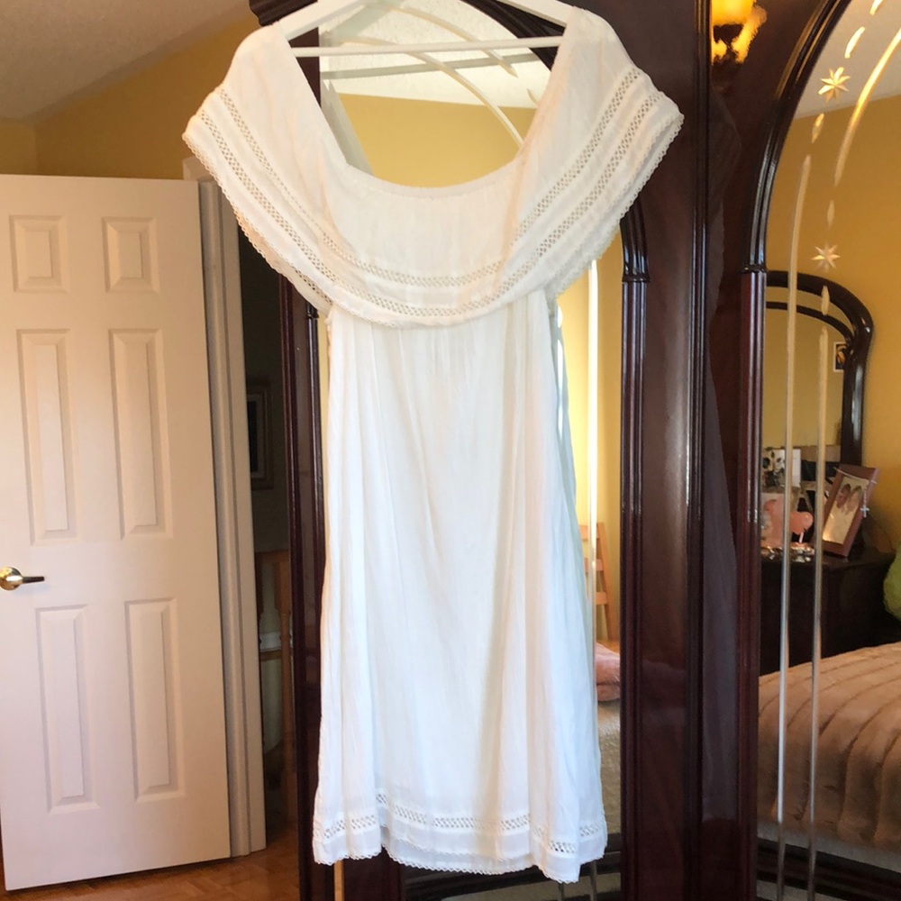 Aritzia Wilfred Elegant Cream Off-Shoulder Dress
(NWOT)
